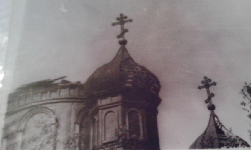 Купола старой Тихвинской церкви в селе Колычево
