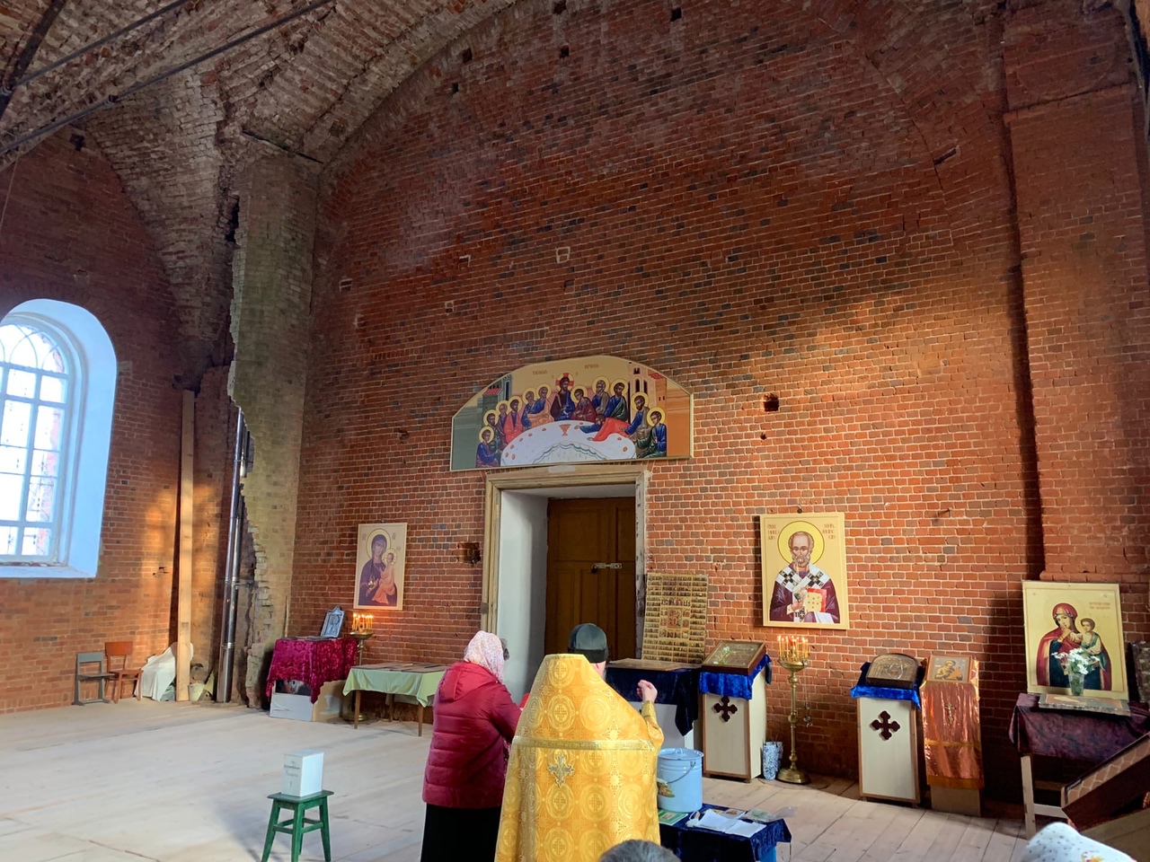Первая служба в Никольском пределе храма Тихвинской иконы Божией Матери в Колычево